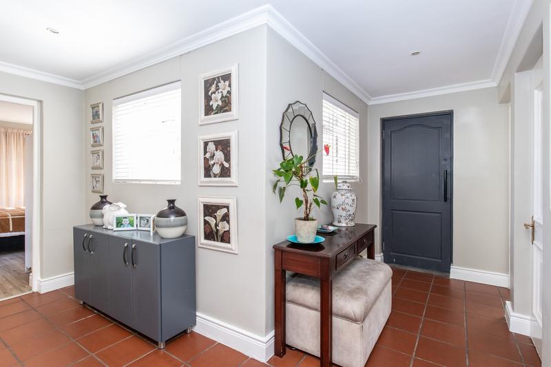 4 Bedroom Property for Sale in Constantia Western Cape